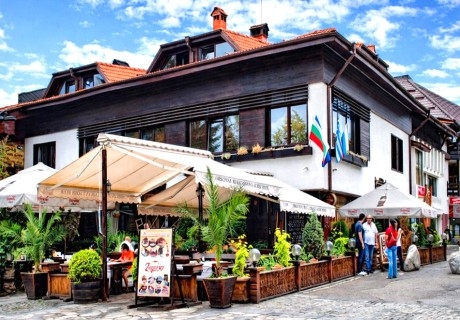 Почивка от април в центъра на Банско: Нощувка на човек със закуска от хотел и механа Момини Двори