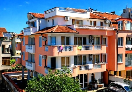 Почивка в Китен: Нощувка на човек + външен басейн и климатик в помещението от стаи за гости Ния