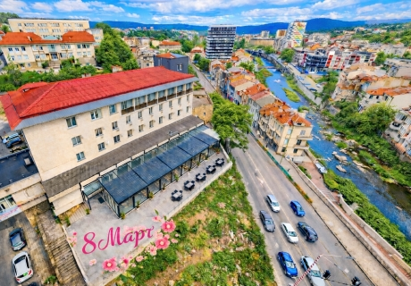 8-ми март в Габрово: 1 или 2 нощувки за двама със закуски и празнична вечеря в хотел Балкан