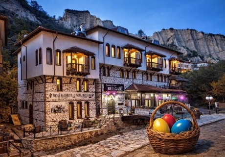 Великден в Мелник: 3 нощувки на човек със закуски и вечери, едната празнична + релакс зона и посещение на музея на виното в семеен хотел Булгари***, Мелник