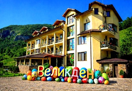 Великден в Рибарица: 3 нощувки на човек със закуски, обеди - един Празничен и вечери от хотел Вежен***