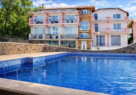 Заповядайте в Огняново на цени от 25 EUR/ 48.90 лв. на човек: Изберете нощувка със закуска или нощувка със закуска и вечеря + минерален басейн в комплекс Черния кос