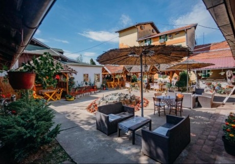 Купон по сръбски за Великден в Лесковац, Сърбия: Транспорт + 1 нощувка на човек със закуска и вечеря с неограничени напитки и жива музика + посещение на Пирот и Ниш