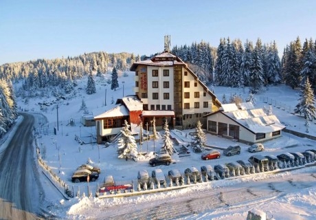 Почивка в Пампорово: Нощувка на човек със закуска и вечеря + топъл закрит басейн и релакс зона от хотелски комплекс КООП Рожен