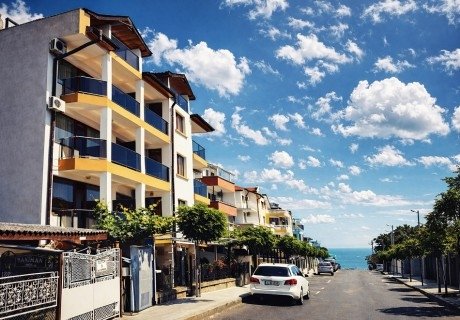 Лято в Китен на 300 м. от плажа: Нощувка на човек със закуска и вечеря от Вила Диана