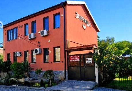 Почивка в Хисаря: Нощувка на човек от Стаи за гости Зорница