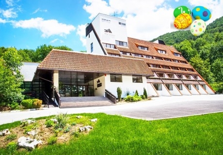 Великден в Етрополе: Една или повече нощувки за двама със закуски, обеди и вечери, едната празнична + релакс зона в хотел Еверест