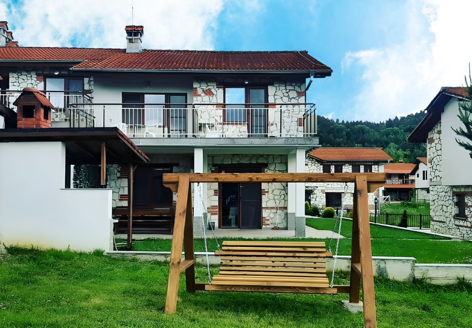 Делник в Цигов Чарк: Нощувка на човек + градинско отопляемо джакузи от Къщи за гости Илиеви