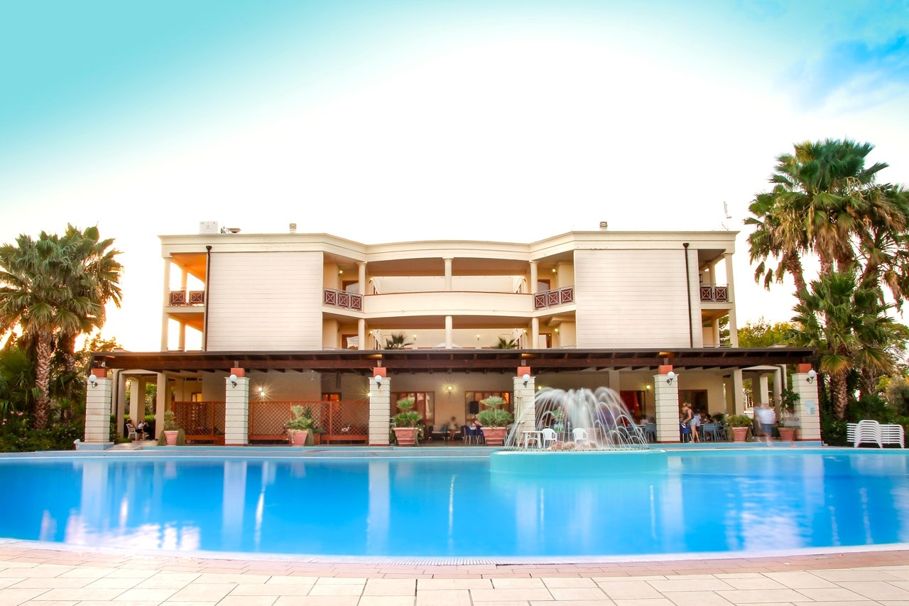 На 250м. от плажа в Пулия, Италия + обиколка на Бари: Полет от София + 7 нощувки на човек със закуски и вечери в Akiris Resort 4*