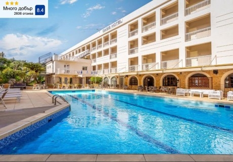 На първа линия на о.Корфу, Гърция: Нощувка на човек със закуска и възможност за вечеря + басейн в Oasis Hotel. Дете до 11.99г. БЕЗПЛАТНО!