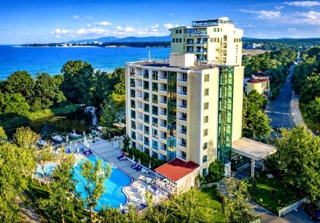 Почивка в Приморско: Нощувка на човек на база All Inclusive + шезлонг и чадър на плажа + безплатен вход за Аквапланет Приморско от Перла Роял*****. Дете до 11.99г - БЕЗПЛАТНО!