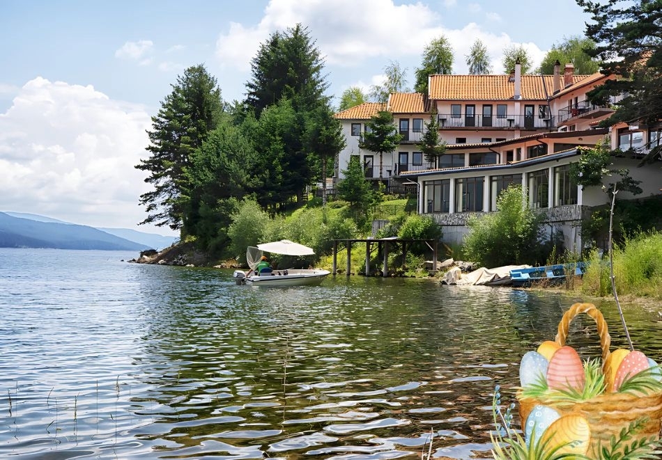 Великден на брега на язовир Доспат! 3 нощувки на човек със закуски и вечери, едната празнична с отворен алкохолен бар + релакс пакет в хотел Емили, Сърница