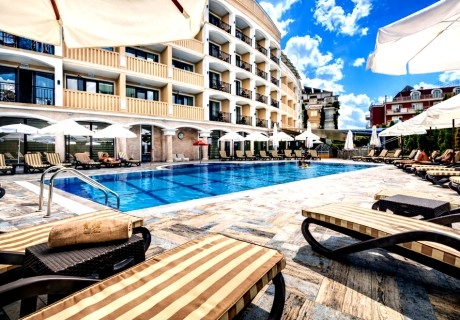 Ранни записвания за почивка в Приморско: Нощувка на човек със закуска или закуска и вечеря + басейн и релакс център от хотел Сиена палас****