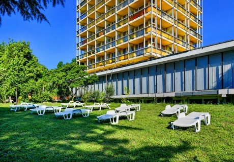 Почивка в Св. Св. Константин и Елена: Нощувка на човек със закуска и вечеря с напитки и възможност за обяд + минерален басейн и ползване на паркинг от хотел Фредерик Жолио-Кюри. Дете до 11.99г - БЕЗПЛАТНО!