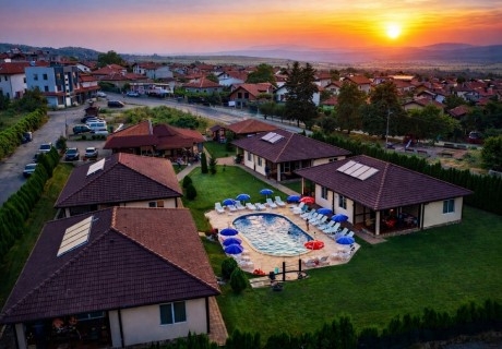 Релакс в Сапарева баня: Нощувка в апартамент за 4, 5 или 6 човека + външен минерален басейн и сауна в комплекс Дарибел