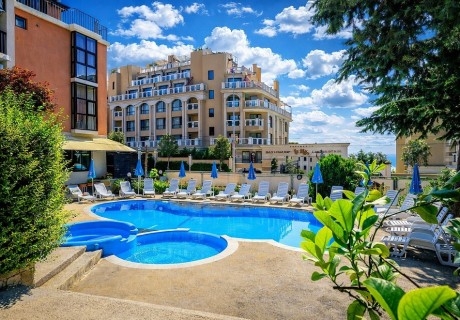 Море 2026 в Златни пясъци: Нощувка на човек с възможност за закуска + басейн в хотел Роял Бийч