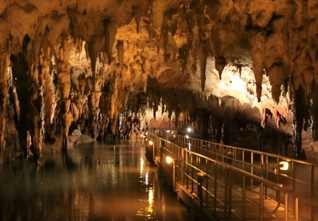 Уикенд в Драма: 1 нощувка на човек със закуска + транспорт и посещение на плаж Амолофи и пещера Ангитис