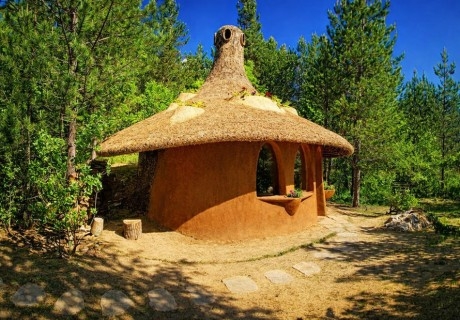 Почивка от април до Гоце Делчев: Нощувка на човек със закуска в къщичка направена от дърво и ползване на басейн от Еко селище Омая, с. Гайтаниново