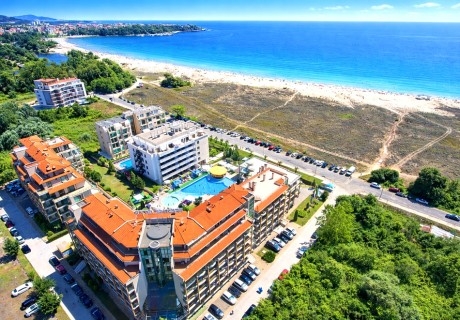 Почивка на ПЪРВА линия в Приморско: Нощувка на човек със закуска и вечеря + басейн и паркинг от хотел Престиж Сити 2