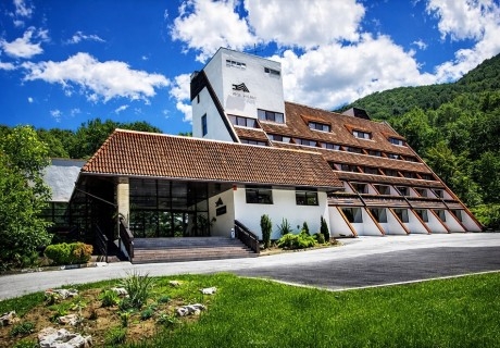 Релакс в Етрополе: Нощувки на човек със закуска и вечеря + релакс зона в хотел Еверест