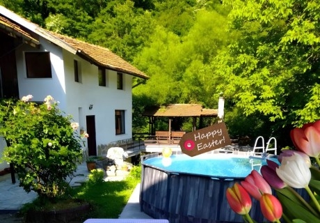 Великден в Троянския Балкан: Наем на 3 вили с общ капацитет 17 човека за 2 или 3 нощувки + механа и барбекю от Къща за гости Планинска среща, с. Балканец
