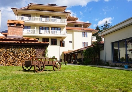 Почивка в Девин: Нощувка на човек и възможност за закуска, обяд и вечеря + вътрешен басейн и релакс зона от Семеен хотел Стиляна***