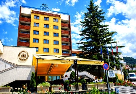 Почивка в Девин! Нощувка на човек със закуска и вечеря + топъл термален басейн с минерална вода и СПА зона от СПА хотел Девин****