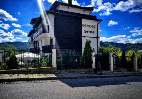 Празничен уикенд 20.03 и 21.03 в Трявна: 2 нощувки на човек със закуски и вечери, едната празнична в хотел Бела