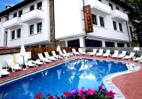 Почивка в град Елена: Нощувка на човек със закуска и ползване на външен басейн през лятото от хотел Централ