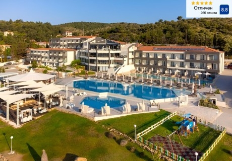 На първа линия през май на о. Тасос: Нощувка на човек със закуска и вечеря + басейн, чадър и шезлонг на плажа в хотел Blue Dream Palace 5*