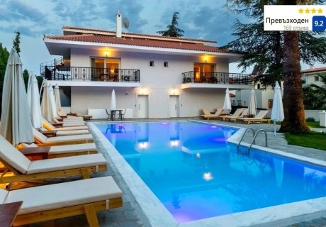 Великден в Неа Ираклица, Гърция: 3 нощувки на човек със закуски и Великденски обяд или със закуски, вечери и Великденски обяд в Blue Bay Hotel 4*