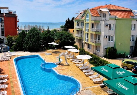 Почивка на 50м. от плажа в Равда: Нощувка на човек + басейн от Минт Фемили Хотел