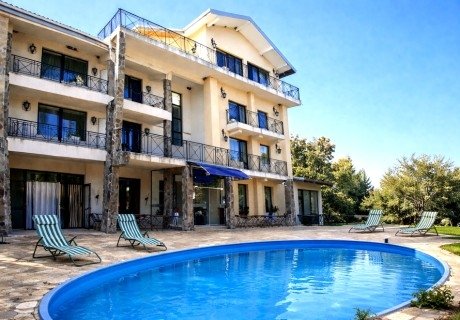 Почивка от април до Троян: Нощувка на човек със закуска, обяд и вечеря + външен басейн през лятото от хотел Виа Траяна, Беклемето