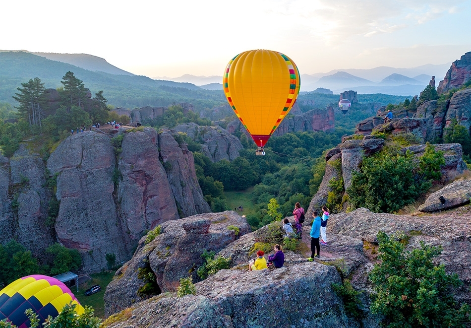Свободен полет с балон в района на Белоградчик за 30 минути при група до 14 пасажера от Приключенски център – Белоградчик
