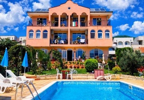 Почивка през юни в Свети Влас! Нощувка на човек + басейн и паркинг от хотел Аркада