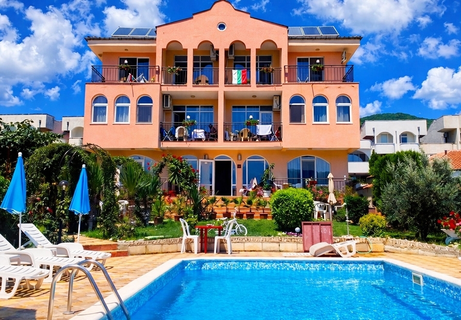 Септември в Свети Влас! Нощувка на човек + басейн и паркинг от хотел Аркада