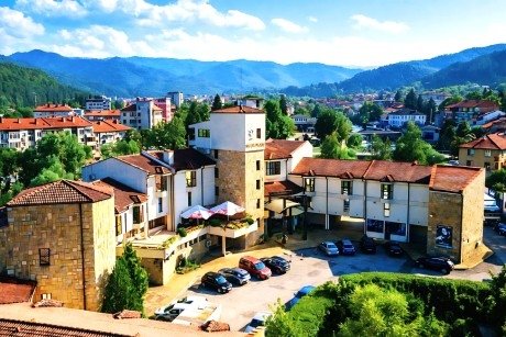 Почивка в Троян: Нощувка на човек със закуска и вечеря от хотел Троян Плаза****