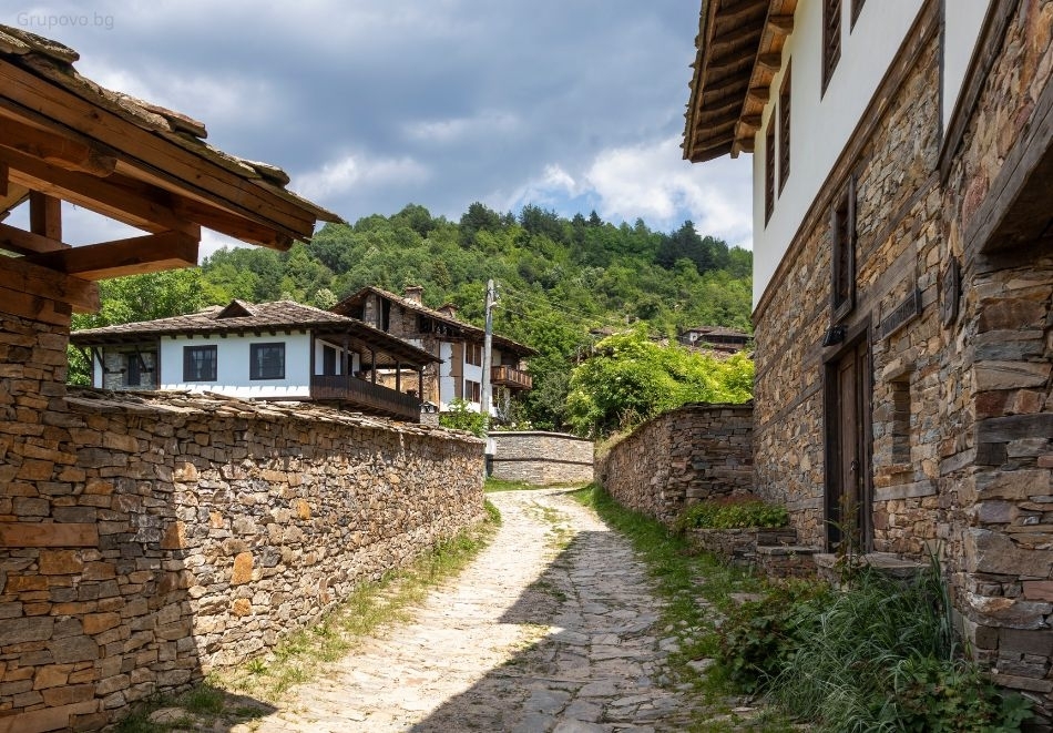 Екскурзия до Банско, Гоце Делчев, Лещен и Ковачица: Автобусен транспорт от София или Плевен + 1 нощувка със закуска на човек