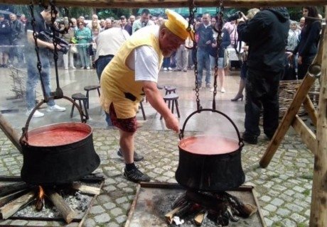 Еднодневна екскурзия до Тетевен: посещение на фестивала на саламурата и пещерата Съева дупка