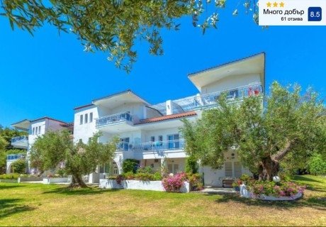 На 100м. от плажа през септември в Посиди, Гърция: Нощувка на човек с възможност за закуска и вечеря във Faros Apartments