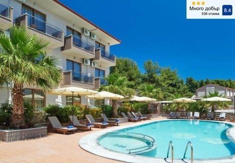 На 70м. от плажа в Метаморфоси, Гърция: Нощувка на човек със закуска и вечеря + басейн в Simeon Hotel