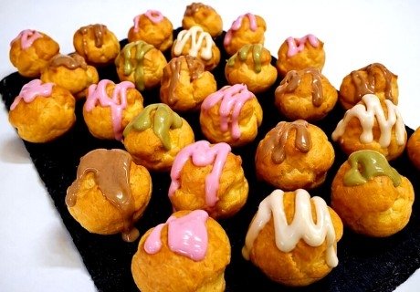 Подсладете повода с 50 десертни еклера с ягодов крем или шоколад, тунквани във вкус по избор от Мечо Фууд Кетъринг