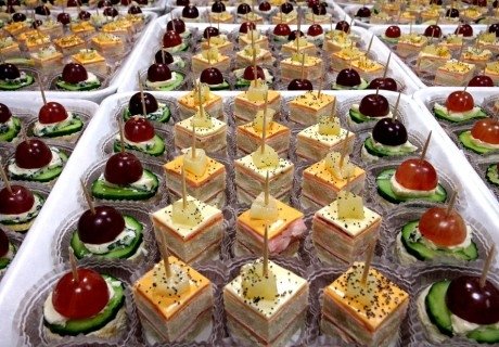 СУПЕР МАКСИ сет с 400 броя солени и сладки хапки в 13 плата за директно сервиране от Мечо Фууд кетъринг