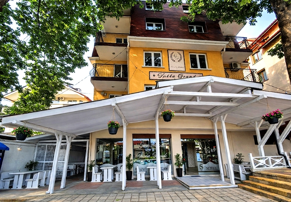 Семейна почивка в Китен: Нощувка за двама с две деца или четирима със закуска и възможност за обяд и вечеря + басейн от Семеен хотел Лотос Апартмънтс