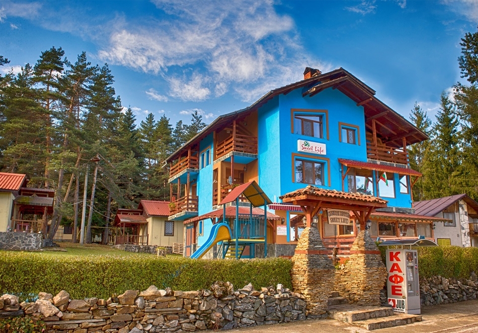 Почивка в Цигов Чарк: 2 или 3 нощувки на човек в стая или студио с или без джакузи + хидромасажен душ от семеен хотел Сладък живот