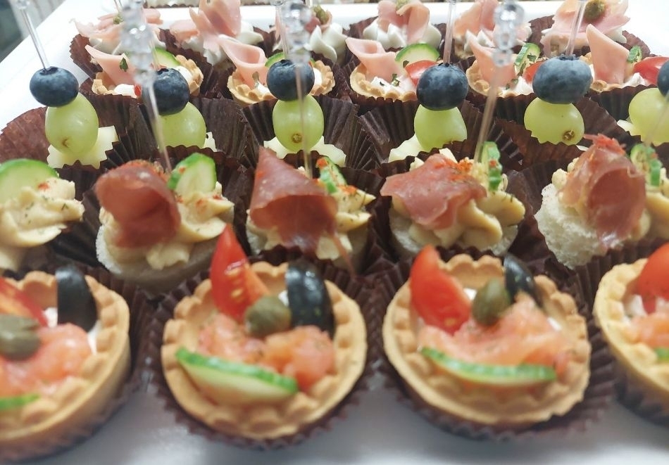 Сет Голямо парти: 420 бр. коктейлни хапки от Деличи кетъринг, София