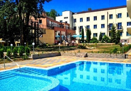 Почивка в хотел Дружба 1, Банкя: Нощувка на човек със закуска и вечеря и възможност за обяд + външен или вътрешен минерален басейн, парна баня и сауна