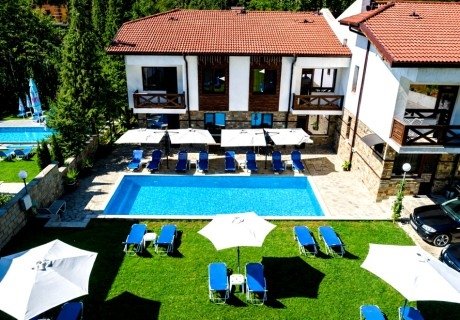 Почивка в Огняново: Нощувка на човек в луксозен апартамент със закуска и ползване на минерален басейн през лятото от Къща за гости Релакс
