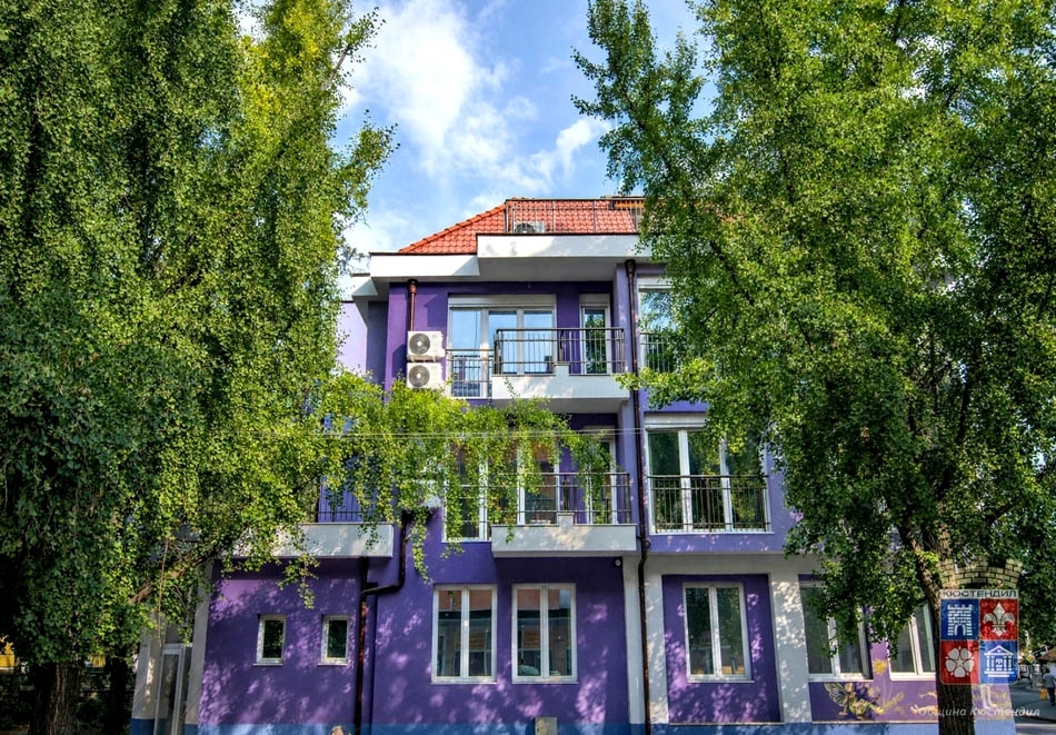 Почивка в Кюстендил: Нощувка на човек със закуска + джакузи с минерална вода, сауна и солна стая от Семеен хотел САЖИТАРИУС***