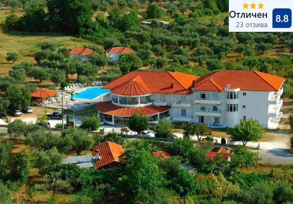 Почивка на о. Тасос, Гърция: Нощувка на човек със закуска + басейн в Hotel Achillion